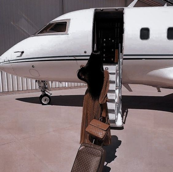 10 Must-Have Skincare and Cosmetic Essentials for Your Glamorous Getaway